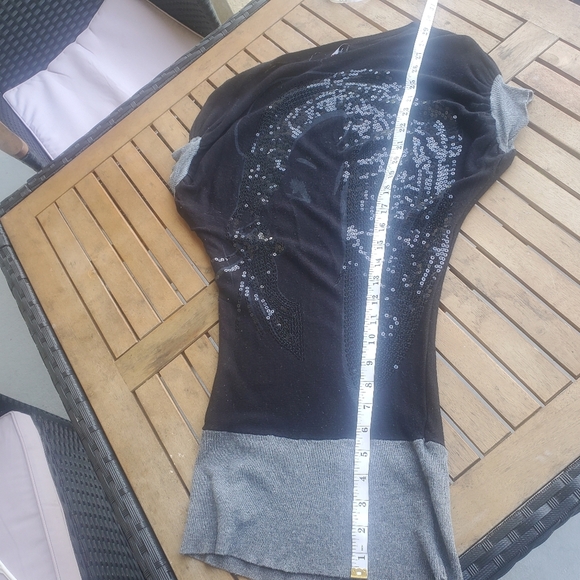 Black Sequin Graphic Knit Top with Gray Hem Eye-Catching Casual Look For Woman - Picture 6 of 7